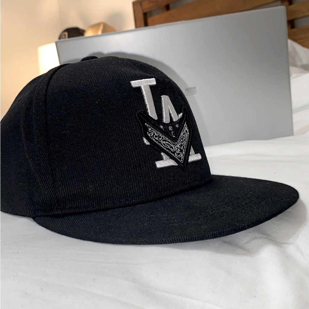 Selling a brand new Men's Embroidered Solid Color Baseball Cap